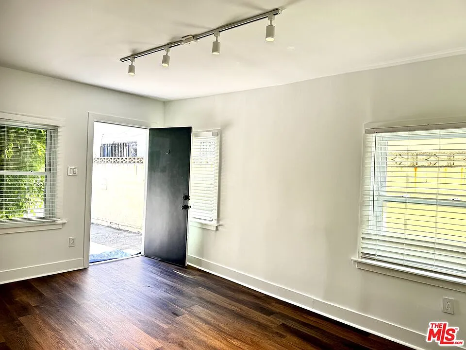 1 bed, 1.0 bath, 850 sqft, $2,490 — Photo 2