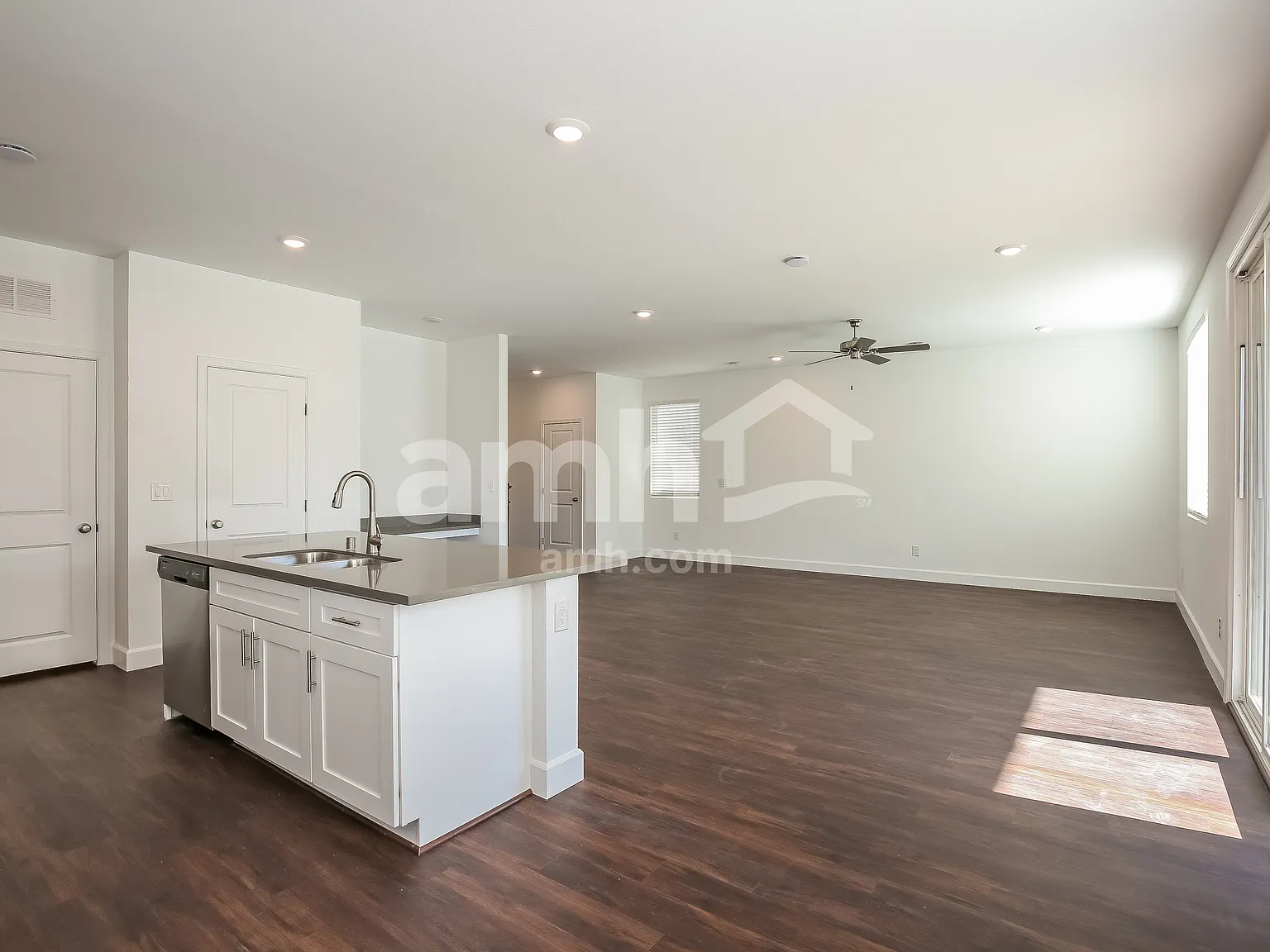 4 bed, 2.5 bath, 2209 sqft, $2,595 — Photo 4