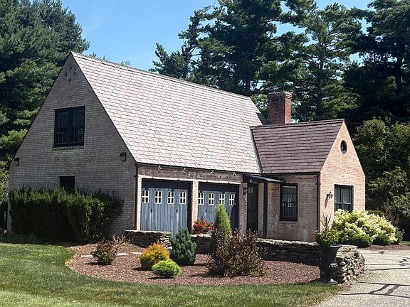 Guest cottage view from driveway