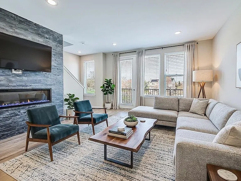 2150 Park Dr — Photo 2