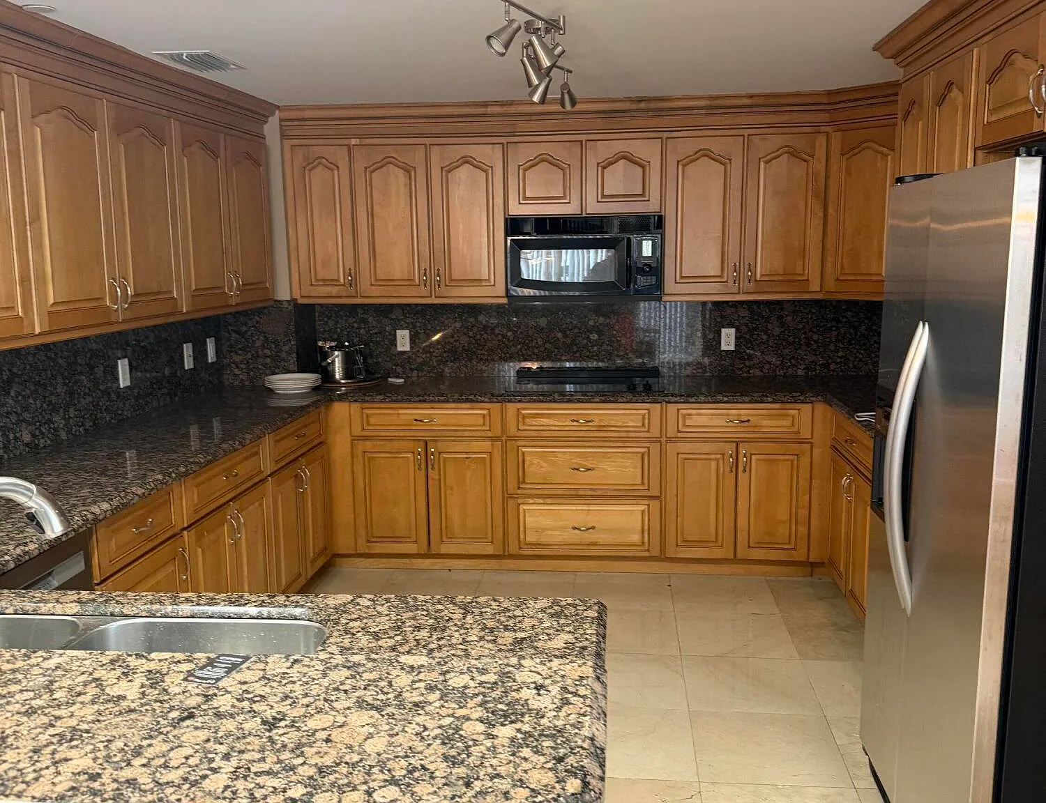 2 bed, 2.0 bath, 1950 sqft, $4,500 — Photo 3