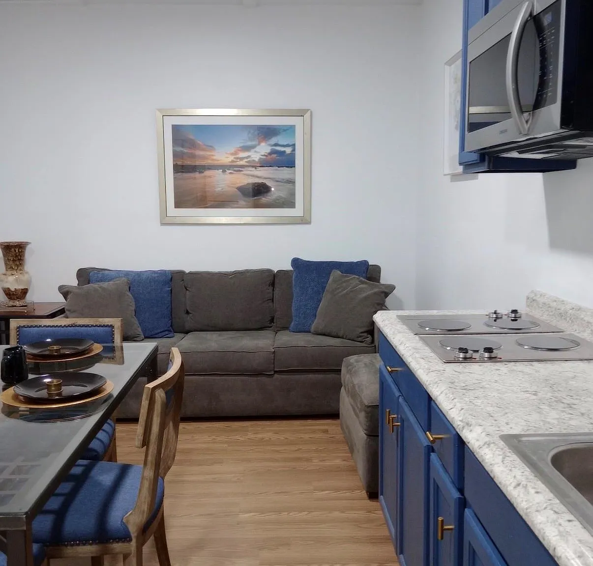 2 bed, 1.0 bath, 700 sqft, $1,050 — Photo 3