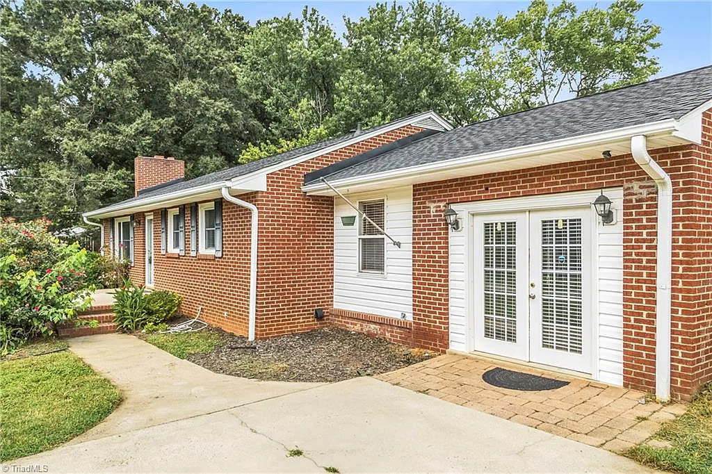 3 bed, 1.5 bath, 1608 sqft, $1,650 — Photo 3