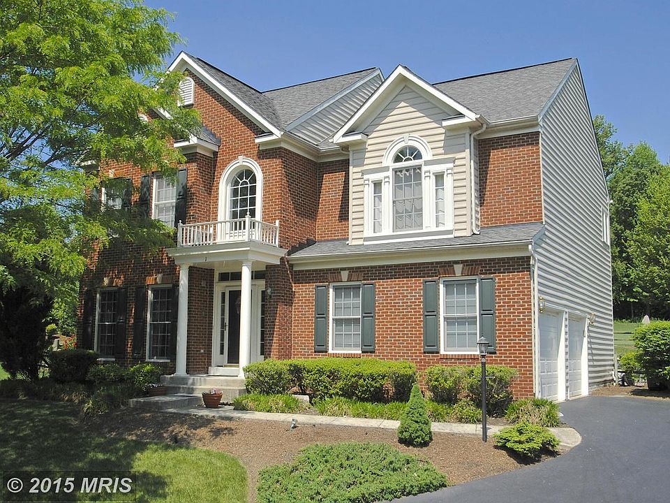Cul de sac location w/ golf course views!