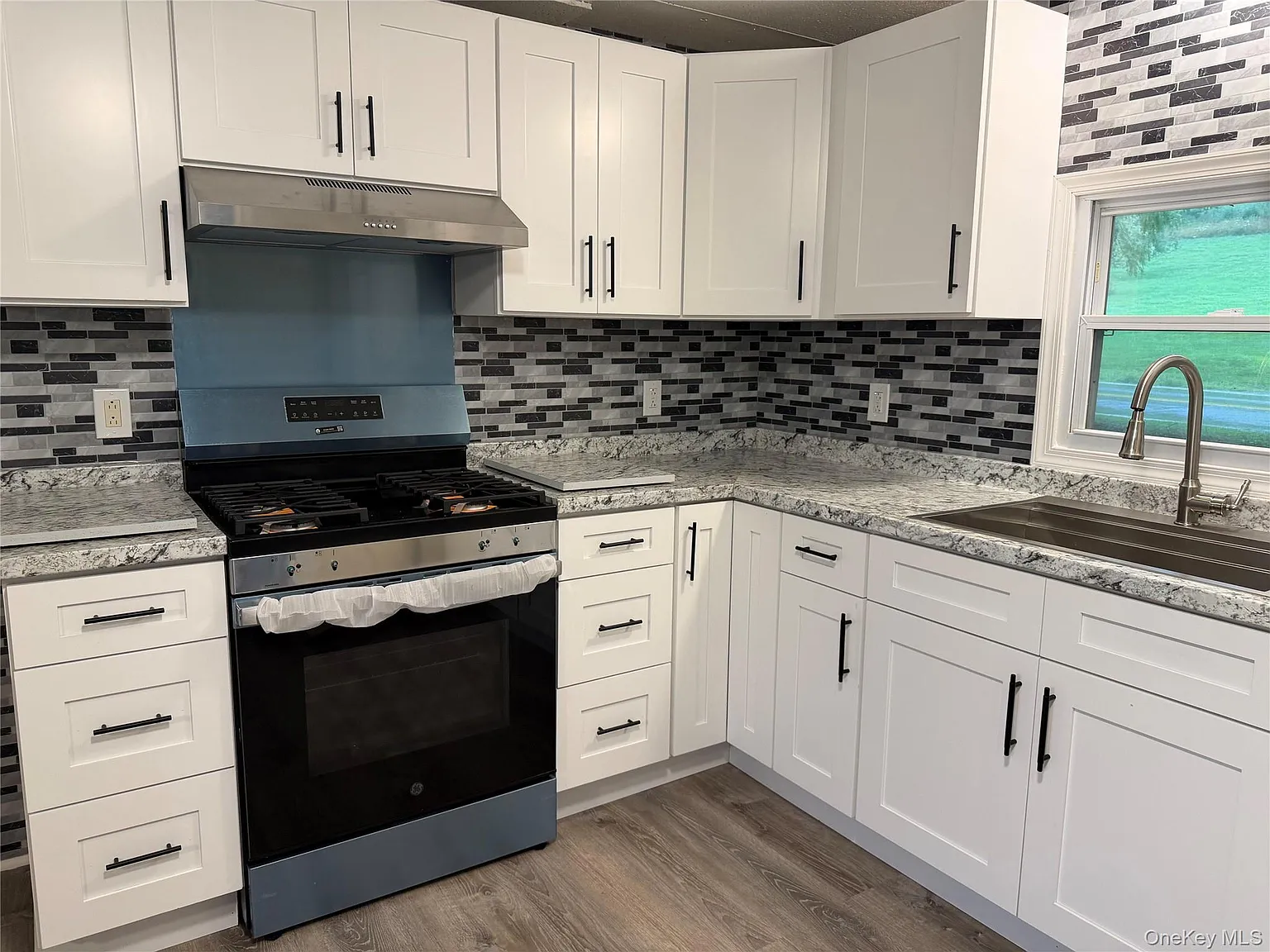 3 bed, 1.5 bath, 1450 sqft, $2,100 — Photo 3