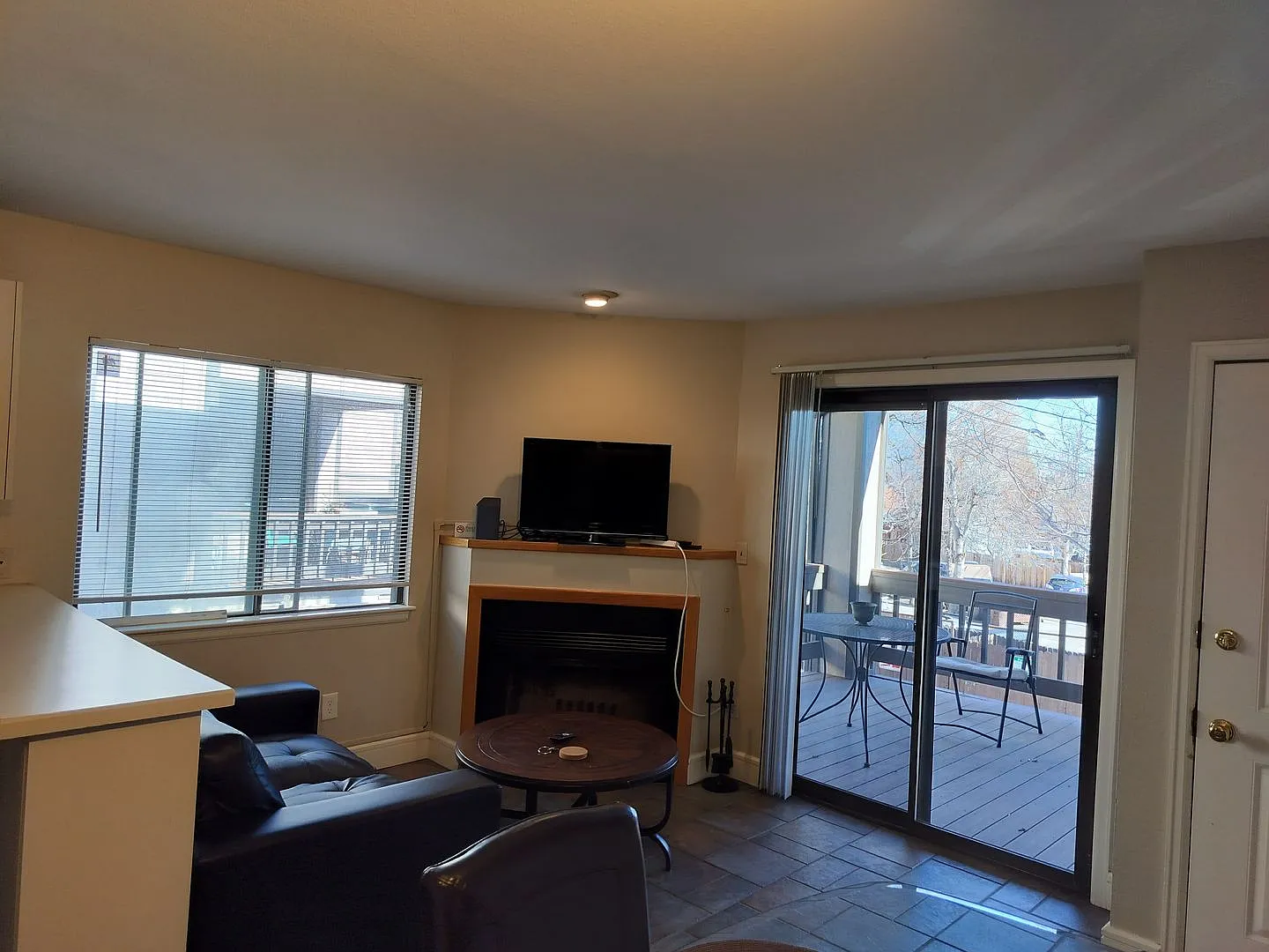 Furnished/Pet friendly/ One bedroom Condo, short-mid term lease with large deck to enjoy the Boul... — Photo 3