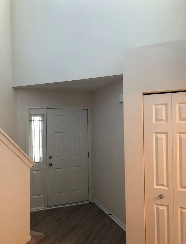 entrance / 1st floor - 28049 W Niagara St