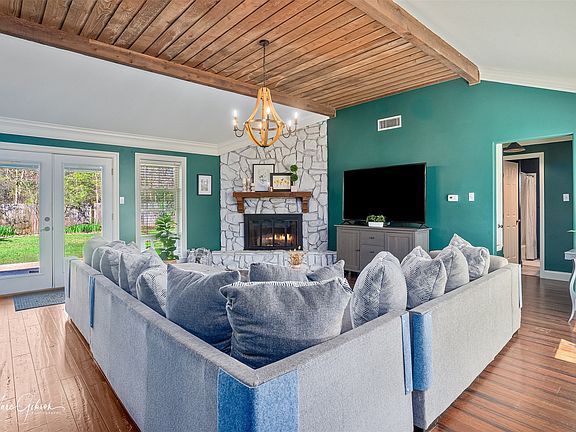3rd image of 203 Deerwood Ln