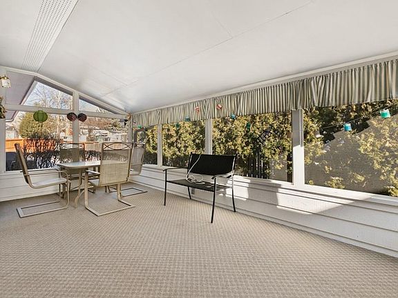 5th image of 1939 Iris Ln