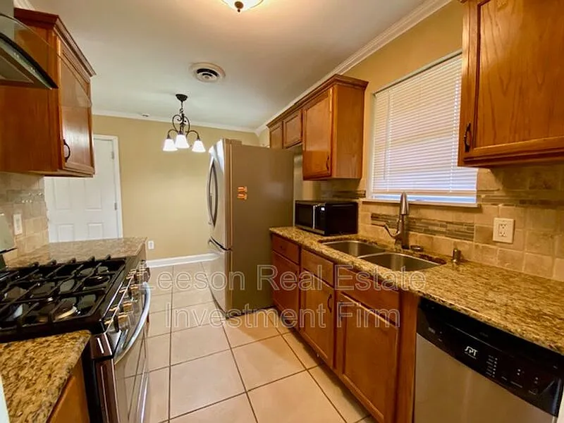 3 bed, 1.0 bath, 1156 sqft, $1,495 — Photo 2