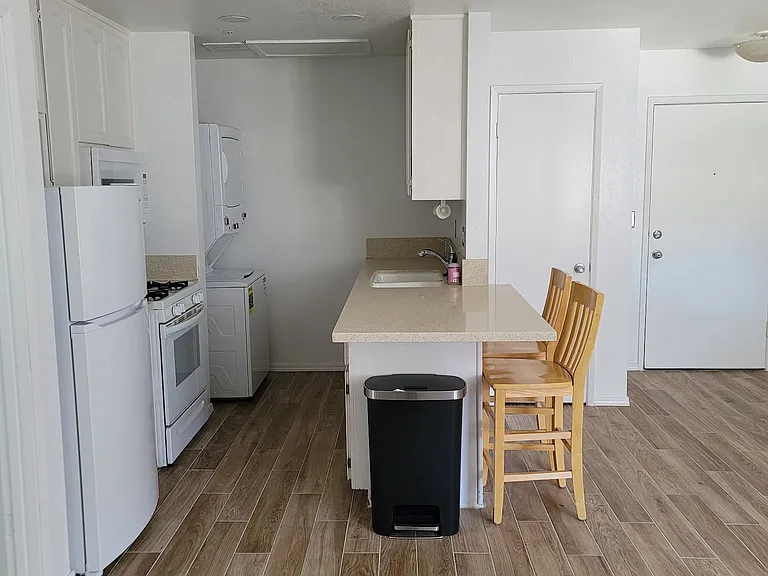 515 Grande Ave #D — Photo 4