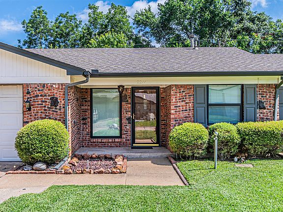 4th image of 2211 Clover Park Dr