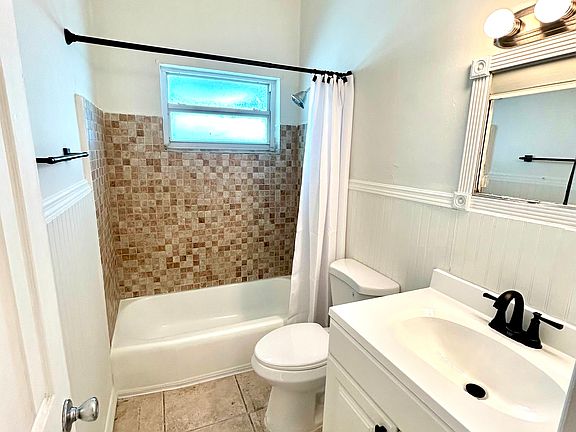 3rd image of 2225 NE 123rd St APT 206