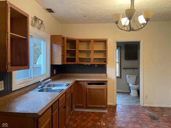 32 N McCullum St, Knightstown, IN 46148