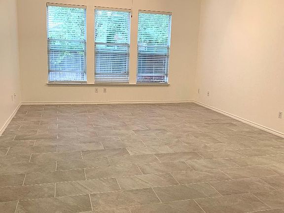 4th image of 304 Valona Loop