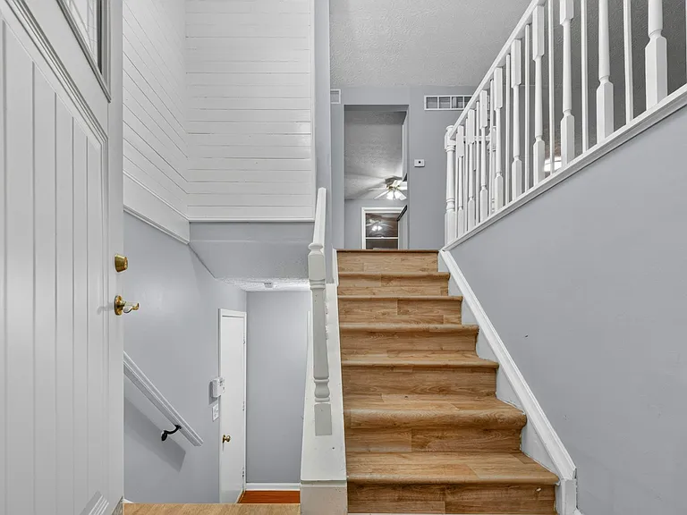 423 Doverwood Dr — Photo 3