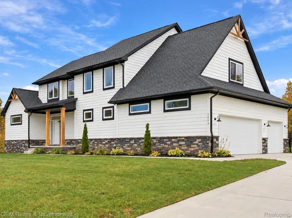 1295 Wind Valley Ln, Holly, MI 48442