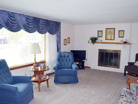 3rd image of 50 Louise Dr
