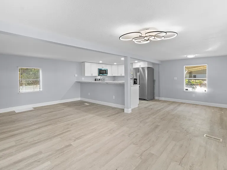 285 Aristides St — Photo 13
