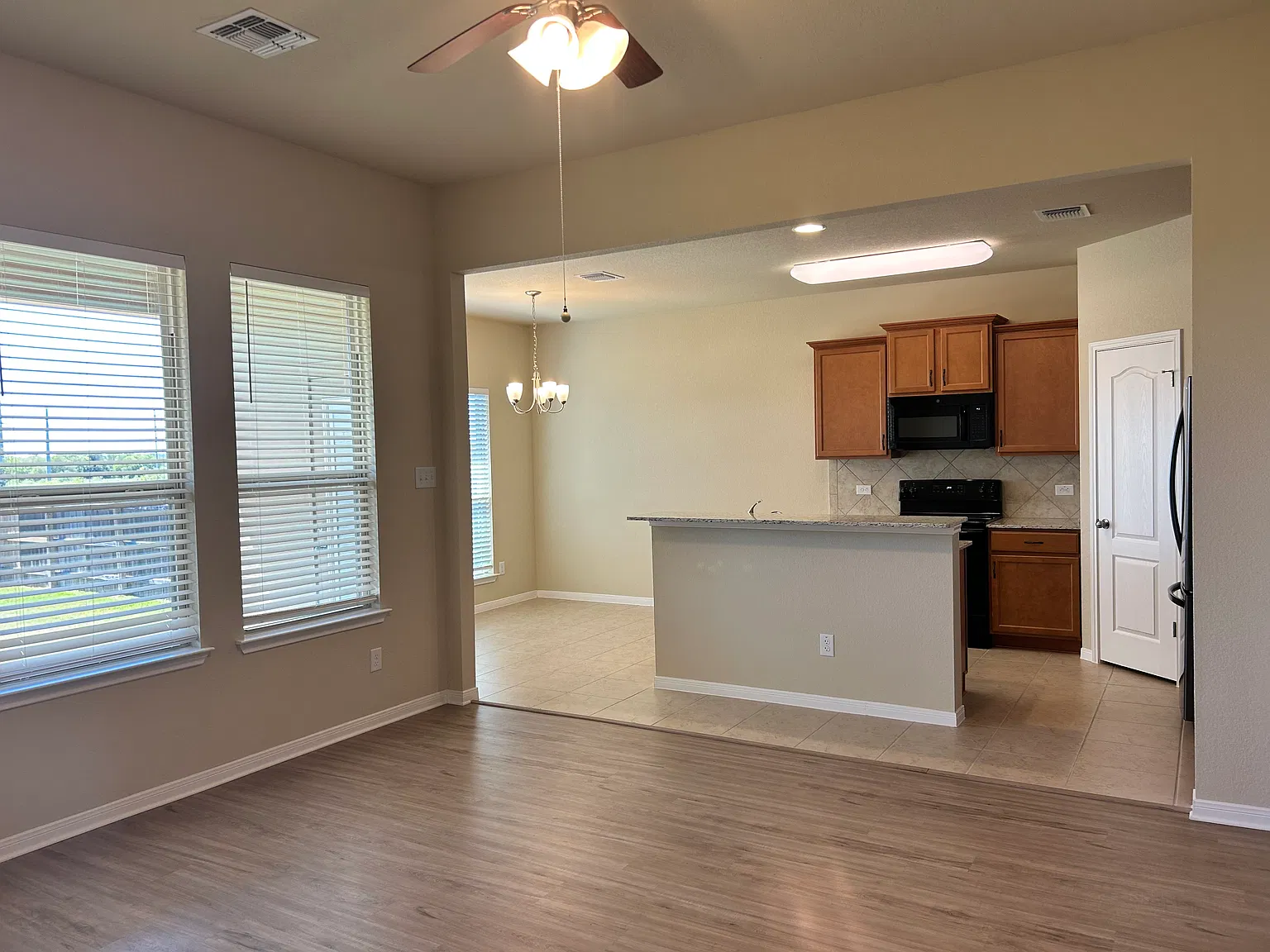 3 bed, 1363 sqft, $1,695 — Photo 3