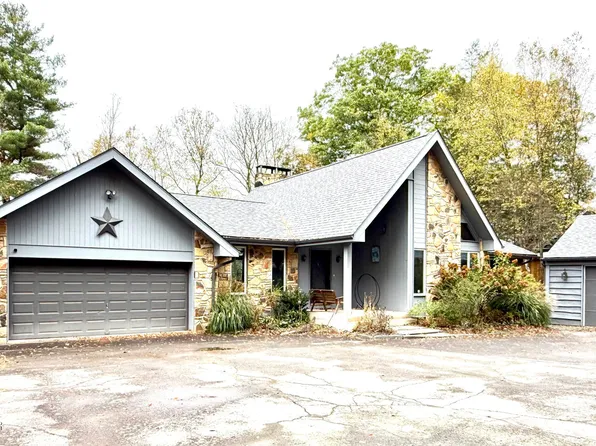 122 Waterfront Dr, Greentown, PA 18426