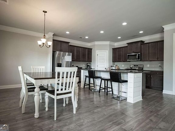 5th image of 275 Woodbury Ln