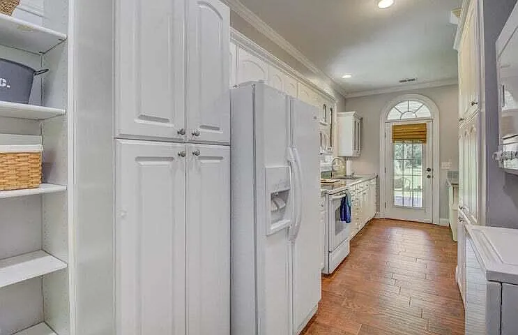 204 Salisbury Dr — Photo 12