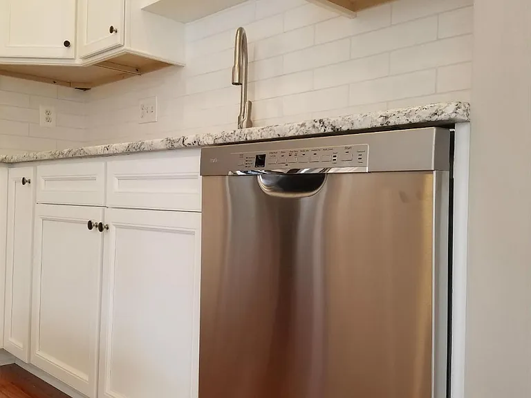 1619 Seneca Ave — Photo 15
