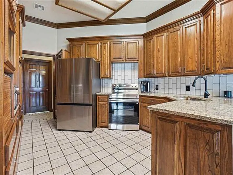 3006 NE Heritage Dr — Photo 12