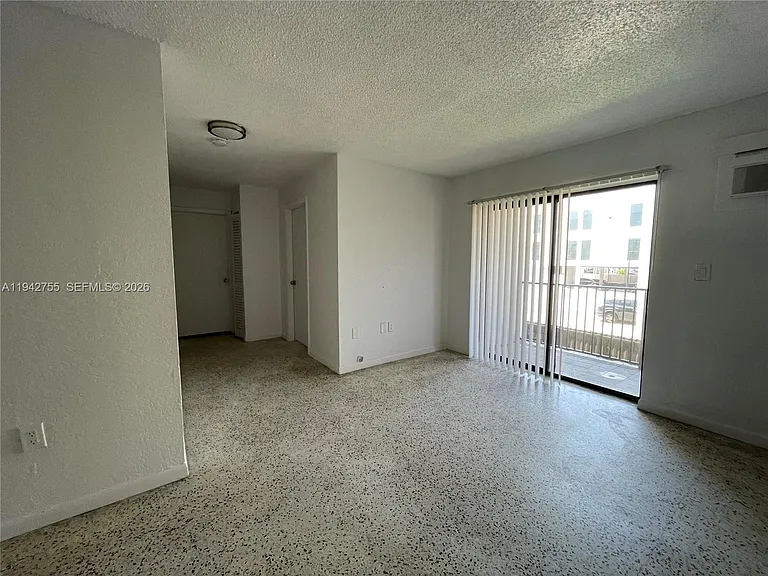 142 SW 18th Ave #19 — Photo 26