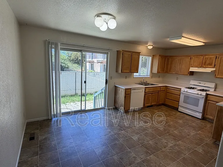 249 SW Rogue River Ave #D — Photo 8