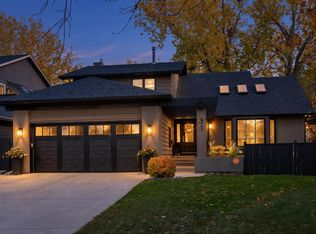 31 NW Canterville Bay SW, Calgary, AB T2W 4M1