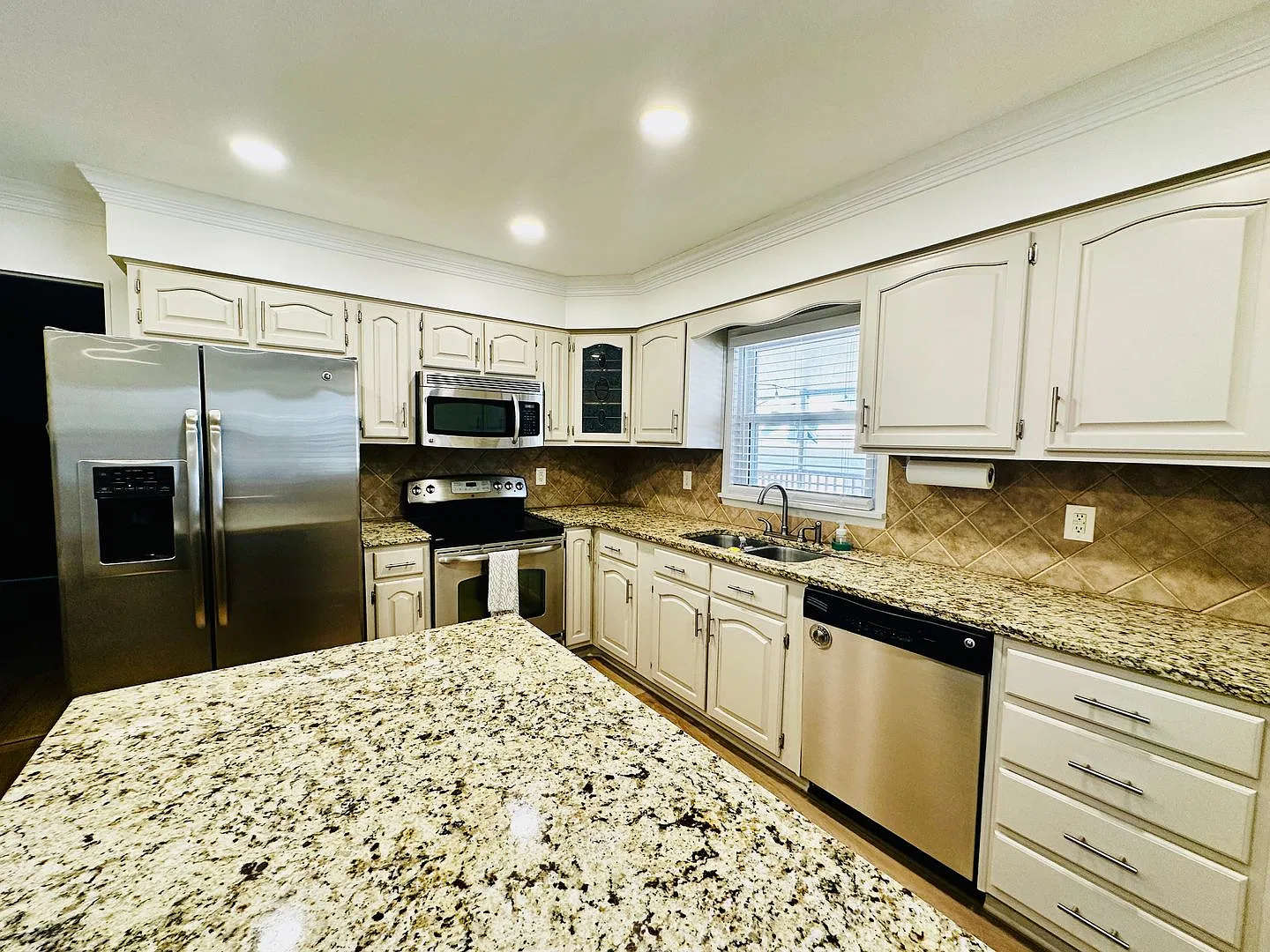 Spacious beautiful home in St Regis Park — Photo 4