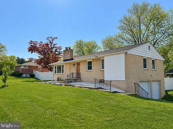 3rd image of 555 Woodland View Dr