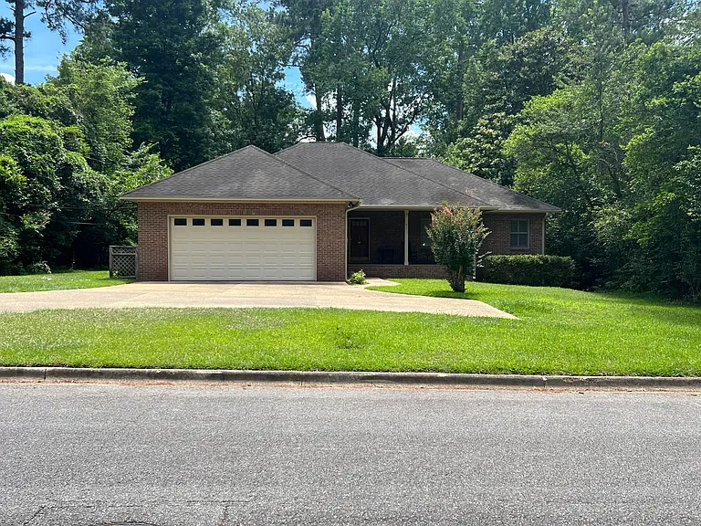 FOR RENT
 LOCATION
 LOCATION
 LOCATION
 1.5 miles from Downtown Thomasville! 3 bedrooms 2 1/2 bathrooms Approx almost 1800 square feet. 307 Dunedin Dr. Thomasville, GA