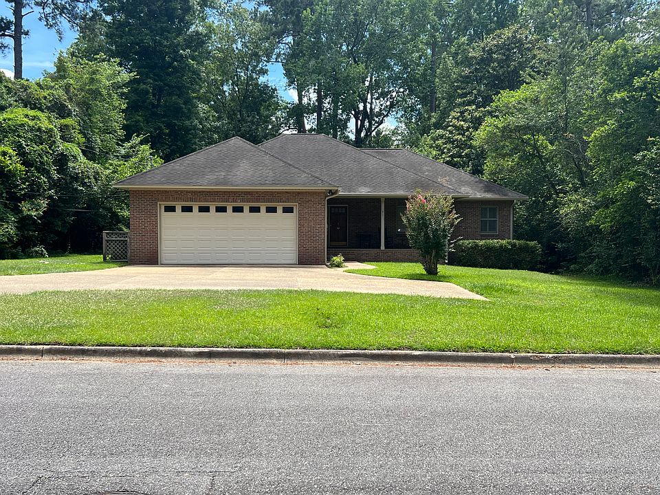 FOR RENT
 LOCATION
 LOCATION
 LOCATION
 1.5 miles from Downtown Thomasville! 3 bedrooms 2 1/2 bathrooms Approx almost 1800 square feet. 307 Dunedin Dr. Thomasville, GA