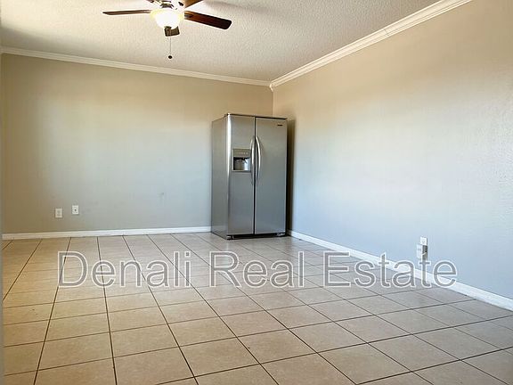 3rd image of 1512 W Huntington Dr