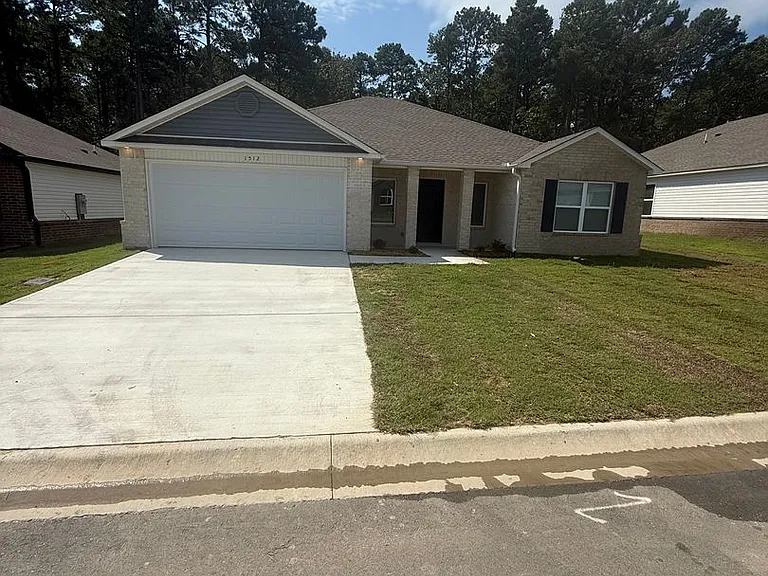 1512 Meadows Dr — Photo 3
