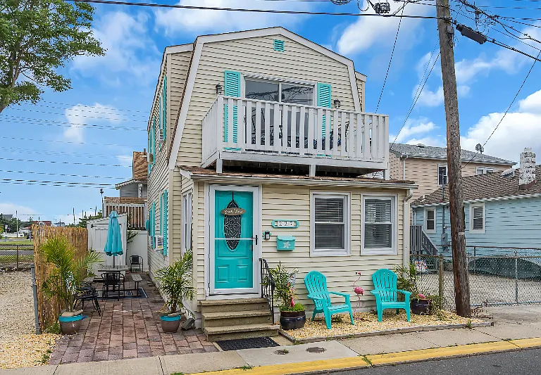 227 Bay Ter — Photo 1