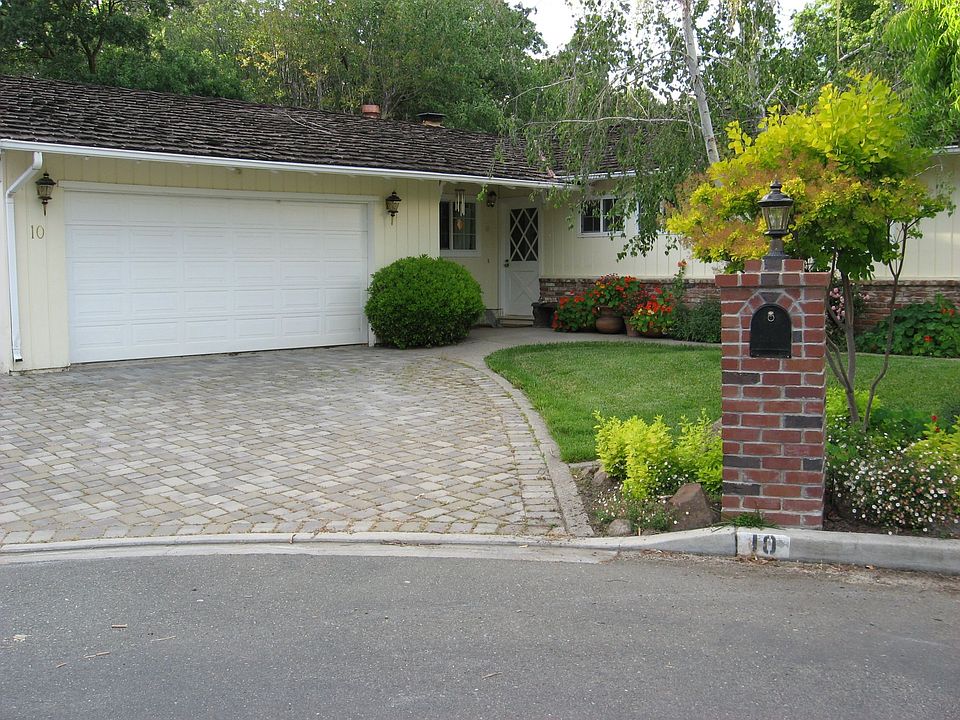 Ranch style home with a Park for back yard