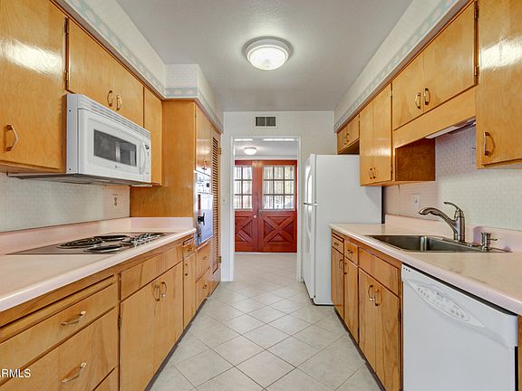 5th image of 932 S SARANAC Avenue