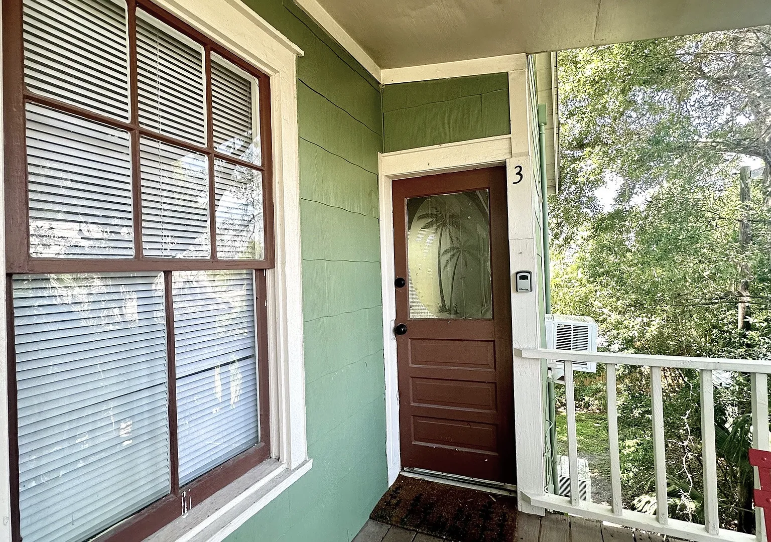 Great downtown location just 1-1/2 blocks off Centre St.! — Photo 4