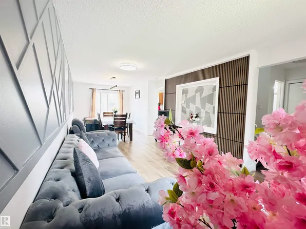 40 Pinecliff Close NE, Calgary, AB T1Y 4N5