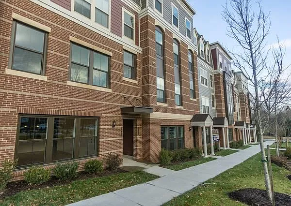 3 bed, 2.5 bath, 1419 sqft, $3,150 — Photo 4