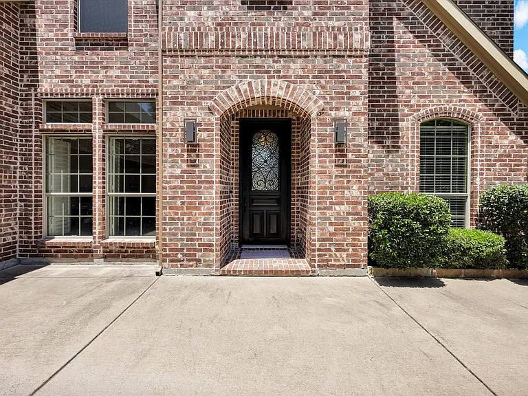 214 Crestbrook Dr — Photo 3
