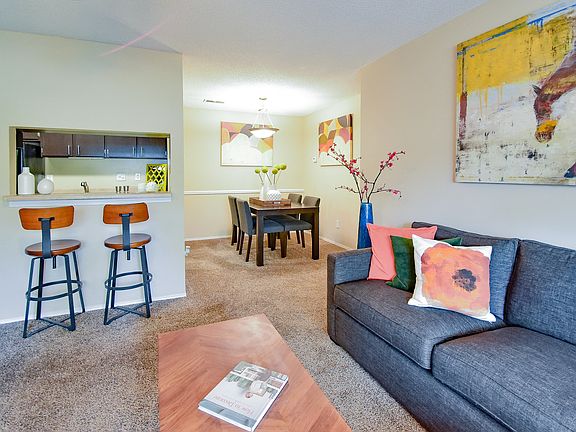 Living and dining space at Riverset Luxury Apartments in Memphis, Tennessee