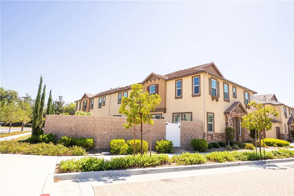 4 bed, 2.5 bath, 1714 sqft, $3,300 — Photo 3