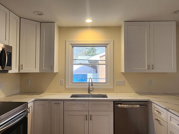 5th image of 910 Ruby St