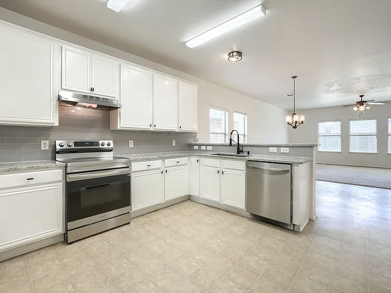 3121 Grant St — Photo 10