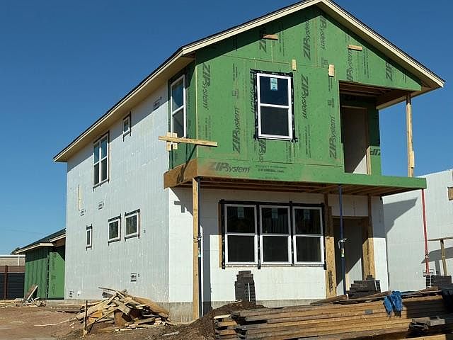1st image of 124 NE Village Bnd